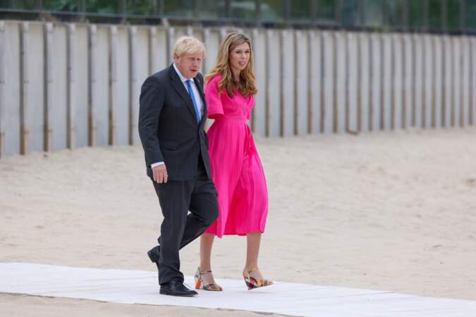 Carrie Symonds arrive au bras de son mari Boris Johnson au sommet du G7, à Carbis Bay, le 11 juin 2021