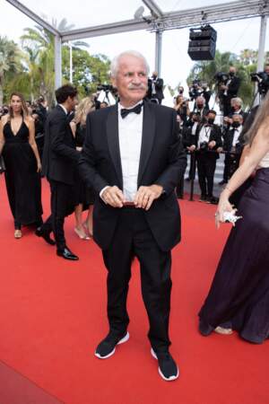 Si Yann Arthus-Bertrand avait opté pour un costume pour sa montée des marches du Festival de Cannes, il avait chaussé des baskets pour parfaire sa tenue !