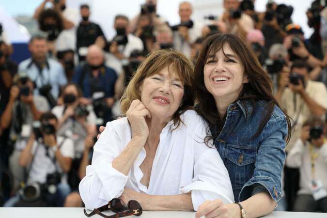 Jane Birkin et Charlotte Gainsbourg ont offert un duo complice aux photographes.