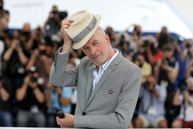 Jacques Audiard titre son chapeau au photocall du film Les Olympiades le 15 juillet 2021.