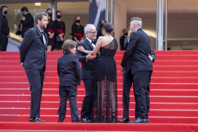 Joachim Lafosse, Gabriel Merz Chammah, Leïla Bekhti et Damien Bonnard accueillis par Thierry Frémaux, délégué général du festival de Cannes.