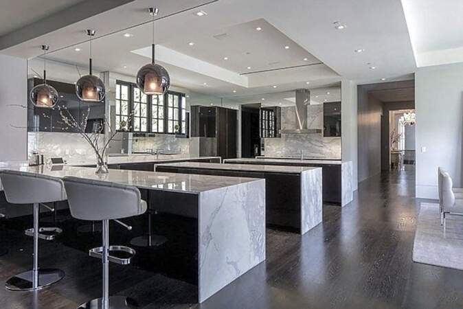 Cette luxueuse demeure, estimée à 64 millions de dollars offre une cuisine toute équipée et entièrement décorée d'un marbre gris argenté