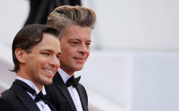 Benjamin Biolay, sourire aux lèvres, aux côtés du jeune acteur Emanuele Arioli, en haut des marches du palais du Festival de Cannes.