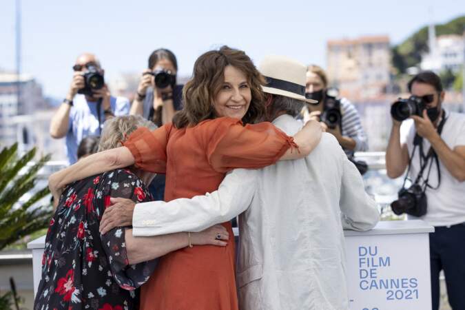 Valérie Lemercier, aussi émue qu'heureuse accompagnée par les acteurs québécois de son film Aline.