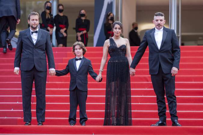Soudée, l'équipe du film « Les intranquilles » foule le tapis rouge de Cannes, avec une Leïla Bekhti qui n'a pas manqué d'attirer tous les regards.