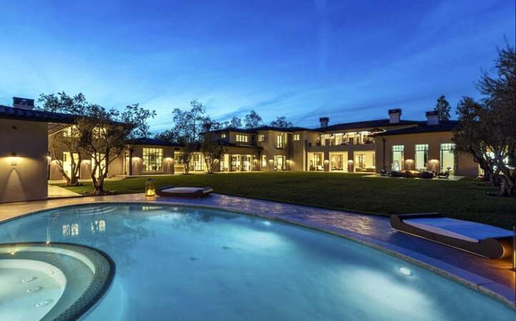 En plus d'offrir un coin spa, cette villa californienne dispose de plusieurs piscines bordées par des jardins luxuriants