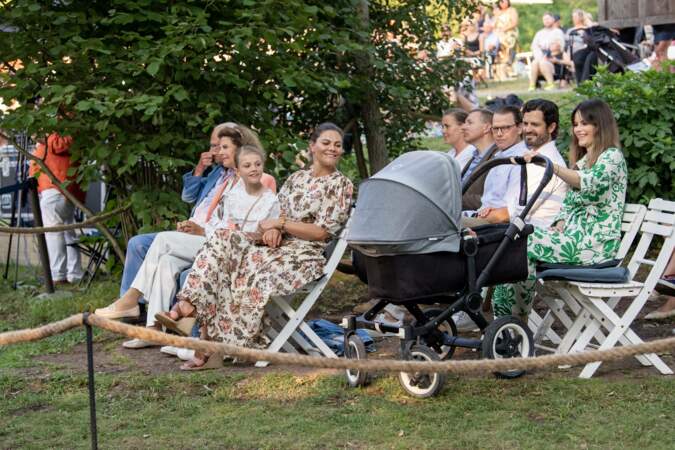 Toute la famille royale de Suède s'émerveille devant le petit prince Julian, en attendant le début du concert "Solliden Sessions" au château de Solliden à Borgholm, le 13 juillet 2021
