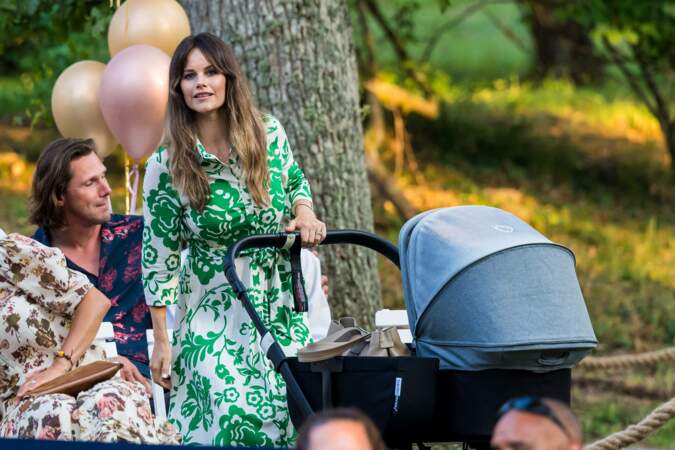 Pour cette sortie familiale et musicale, la princesse Sofia de Suède a misé sur une robe chemise à l'imprimé fleuri vert tilleul, à Borgholm, le 13 juillet 2021