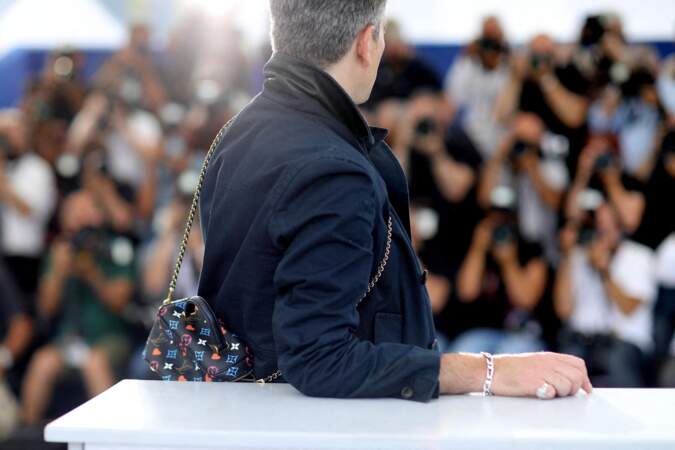 Benjamin Biolay chic en costume et avec sa sacoche Louis Vuitton au Festival de Cannes.