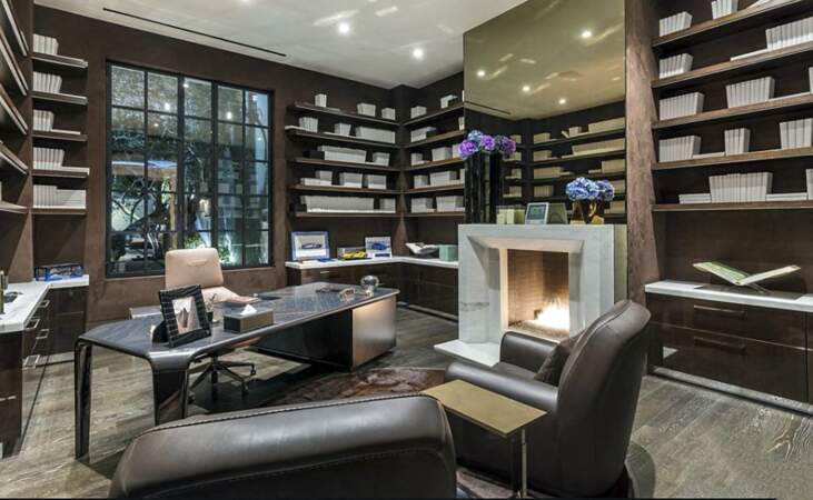 La possible villa de Ben Affleck et Jennifer Lopez offre également un coin travail avec ce bureau décoré d'un bois sombre et d'une cheminée dernier cri