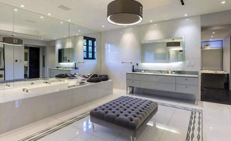 L'une des 12 salles de bains présente dans cette villa estimée à 64 millions de dollars que Jennifer Lopez et Ben Affleck seraient sur le point de visiter