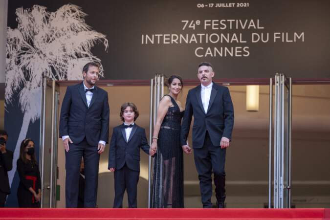 Leïla Bekhti tient la main de  Gabriel Merz Chammah, petit-fils d'Isabelle Huppert, juste avant la projection du film « Les intranquilles ».