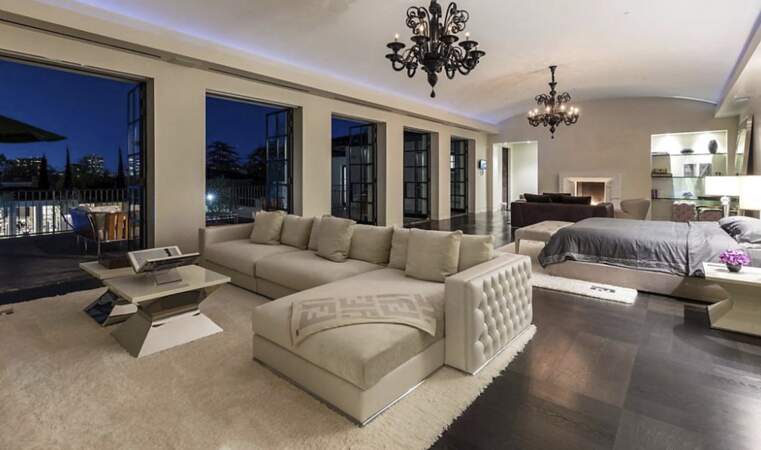 Cette chambre avec un balcon donnant une vue sur les jardins sera-t-elle celle du couple formé par Ben Affleck et Jennifer Lopez ?