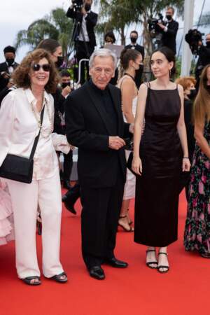 Constantin Costa-Gavras et sa femme Michèle Ray-Gavras pour la montée des marches du film « Les intranquilles ».