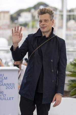 Benjamin Biolay, souriant, salue les photographes et le public venu le voir (de loin) au Festival de Cannes.