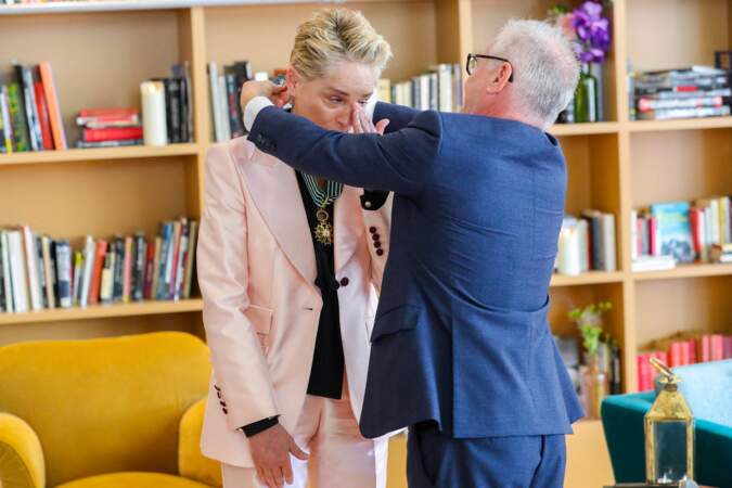 Un honneur pour Sharon Stone qui a dû essuyer plusieurs larmes qui roulaient sur ses joues en cette journée très spéciale.
