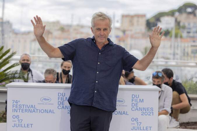 Bruno Dumont, réalisateur du film « France », salue les journalistes du Festival de Cannes.