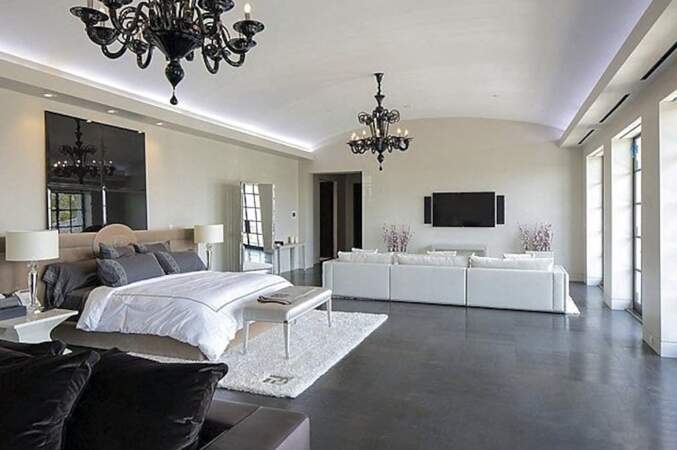 L'une des huit chambres dont dispose cette somptueuse villa de 64 millions de dollars située dans le quartier très chic de Beverly Park à Los Angeles