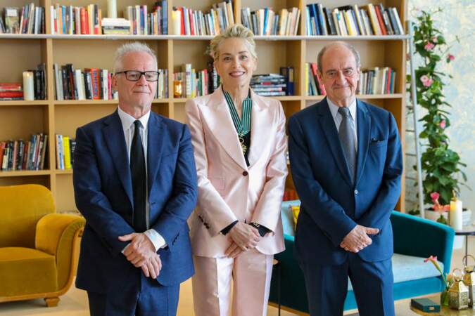 Sharon Stone, accompagnée de Pierre Lescure, président du festival de Cannes et Thierry Frémaux, délégué général du festival de Cannes.
