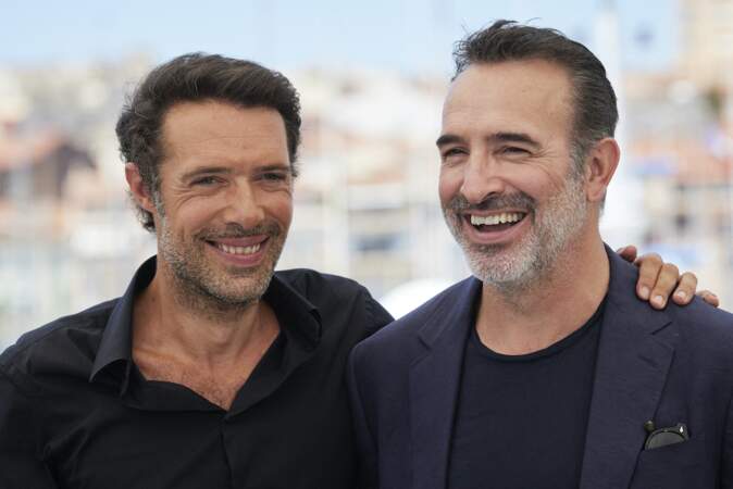 Jean Dujardin souriant aux côtés du réalisateur pendant le photocall du film Oss 117, le 17 juillet