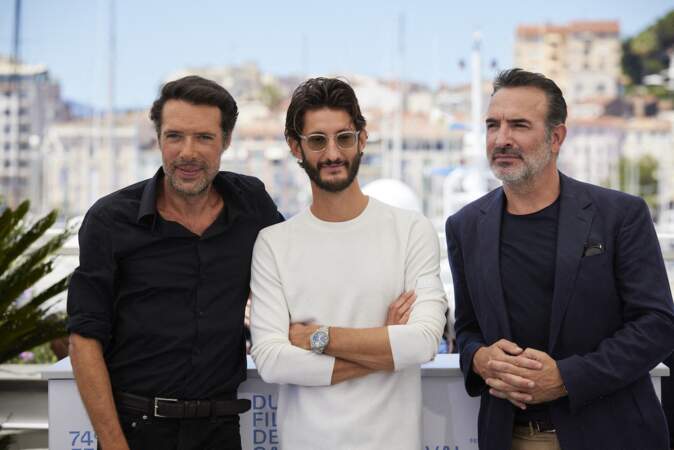 Pierre Niney entouré de Nicolas Bedos et Jean Dujardin pour le photocall du film Oss 117, le 17 juillet