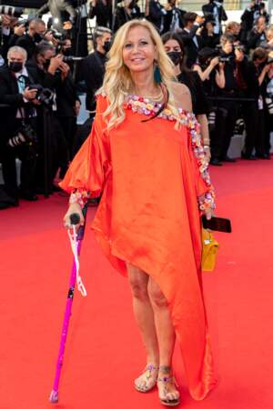 Atteinte d'arthrose aux deux genoux, Fiona Gélin est apparue avec ses béquilles, vêtue d'une sublime robe orange, le 17 juillet 2021, jour de clôture du festival de Cannes