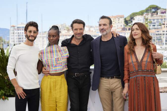 Nicolas Bedos entouré de Pierre Niney, Fatou N'Diaye, Natacha Lindinger et Jean Dujardin au Festival de Cannes, le 17 juillet 