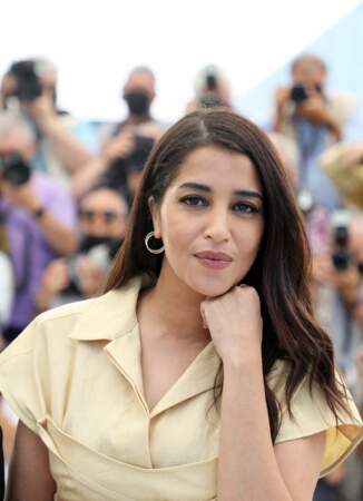 Leïla Bekhti prend la pose devant les photographes lors du 74ème festival international du film de Cannes le 17 juillet