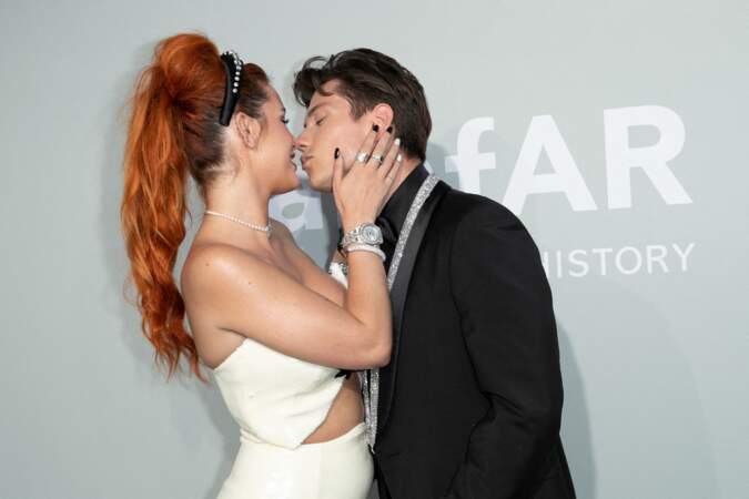 Bella Thorne a embrassé son fiancé Benjamin Mascolo pendant le photocall de la soirée du gala de l'amfAR, le 16 juillet 