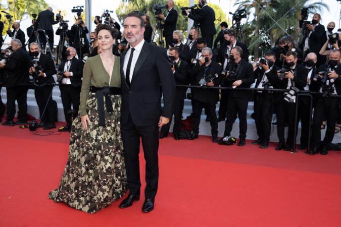 C'est la clôture du Festival de Cannes : au casting d'OSS 117, Jean Dujardin était accompagné de sa compagne Nathalie Péchalat, pour la dernière montée des marches 