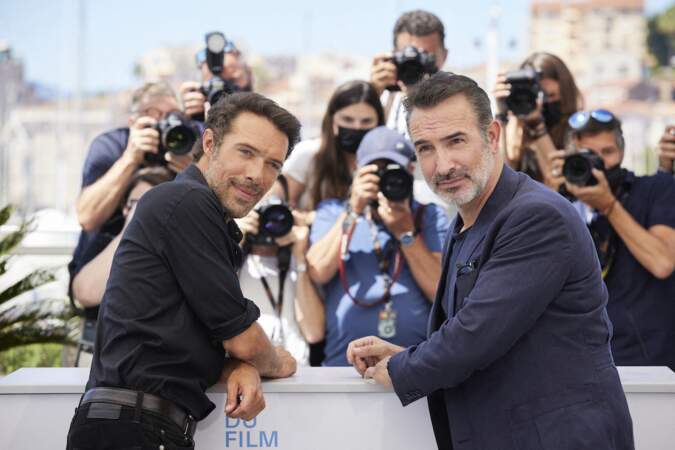 Nicolas Bedos et Jean Dujardin très chics aux photocall du film Oss 117, le 17 juillet