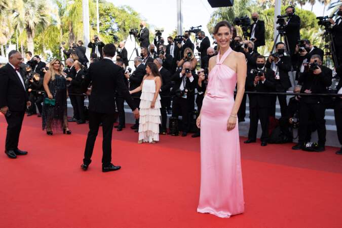 Doria Tillier était visiblement ravie de monter les marches, à l'occasion de la clôture du Festival de Cannes, dont elle est la maîtresse de cérémonie