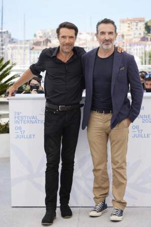 Nicolas Bedos aux côtés de l'acteur Jean Dujardin pour le photocall du film Oss 117 : Alerte Rouge En Afrique Noire, le 17 juillet