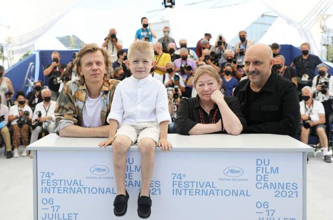 Alex Lutz, Kylian Dheret, Françoise Lebrun et le réalisateur Gaspar Noé au photocall du film Vortex lors du 74ème festival international du film de Cannes le 17 juillet 2021