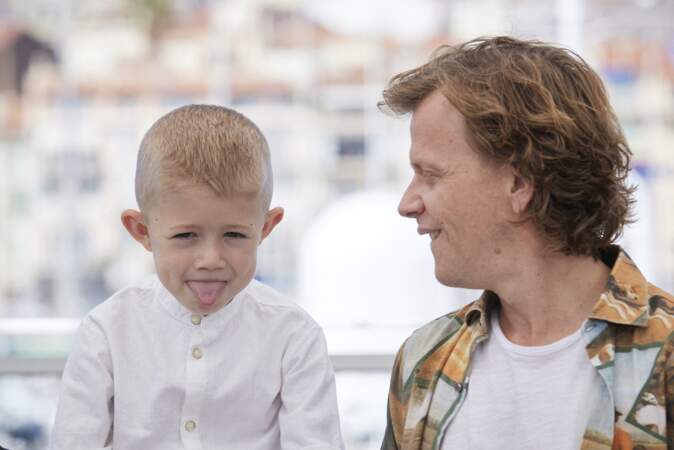 Alex Lutz avec Kylian Dheret au photocall du film Vortex lors du Festival de Cannes, le 17 juillet