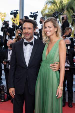 Nicolas Bedos, aux manettes du dernier volet d'OSS, soutenu par sa compagne Pauline Desmonts, le 17 juillet 2021, jour de clôture du Festival de Cannes