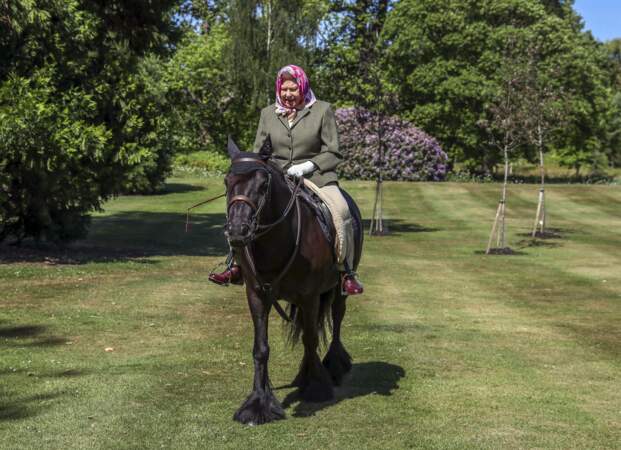 A 94 ans, la reine monte un cheval de 14 ans dans le parc du château de Windsor, en 2020