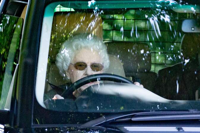 Ce dimanche 18 juillet, à 95 ans, la reine conduit sa Range Rover