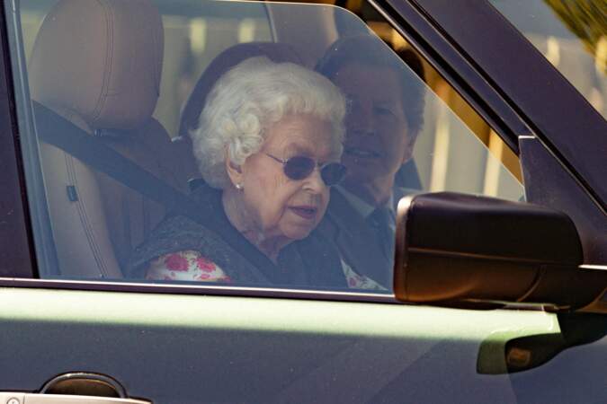 Elizabeth II se rend au volant de sa propre voiture aux écuries