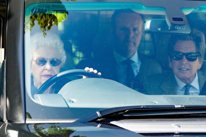 Habillée d'un haut à fleur, Elizabeth II fait une visite inattendue dans les écuries de Sandringham