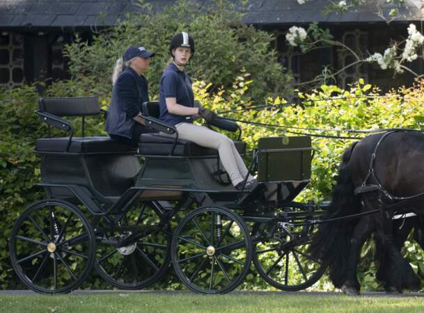 La petite-fille du duc d'Edimbourg conduit la calèche léguée par son grand-père en juin 2021