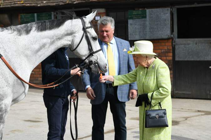 La reine rencontre le personnel et des entraîneurs de chevaux du Manor Farm Stables en 2019