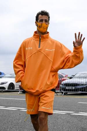Le pilote de McLaren, Daniel Ricciardo, s'imprègne de l'ambiance quelques jours avant la course