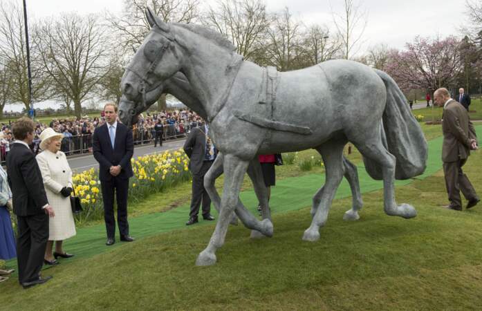 Une statue en forme de cheval est dévoilée à l'occasion des 60 ans du couronnement des reines à Windsor en 2014