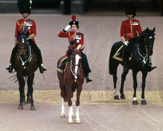 La reine est à cheval à Buckingham Palace en 1964.