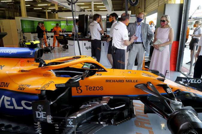 Le Prince Edward et sa compagne examinent la voiture de Formule 1 du garage McLaren