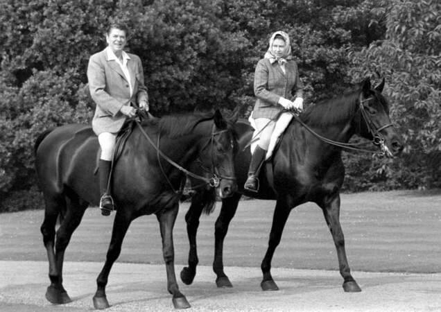 La reine et le président Américain Ronald Reagan montent à cheval en 1982