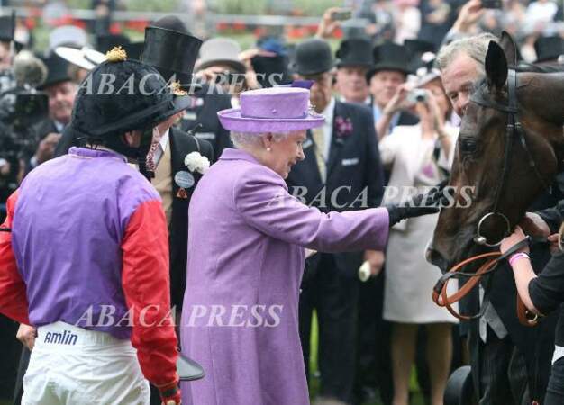 Elizabeth II félicite son cheval après sa victoire à la Gold Cup, en 2013