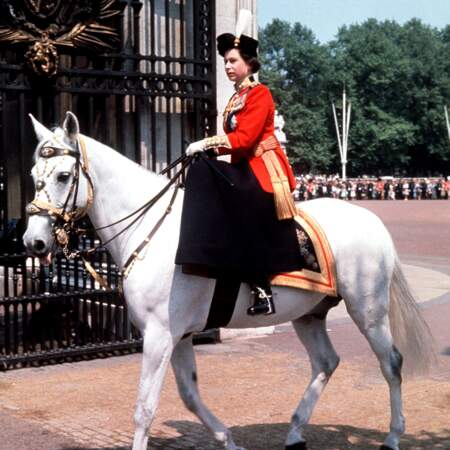 Pendant la cérémonie du ralliement au drapeau en 1963, la reine montait à cheval