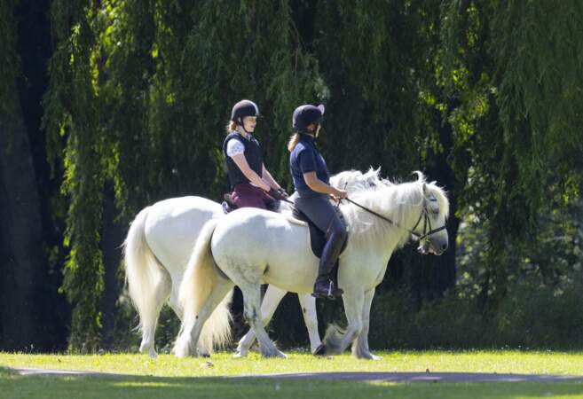 Lady Louise Windsor monte à cheval dans le parc du château de Windsor le 17 juillet 2021.  
